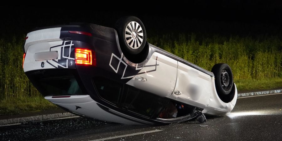 Beim Eintreffen der Rettungskräfte trafen sie auf einen leicht verletzten 40-jährigen Personenwagenlenker.