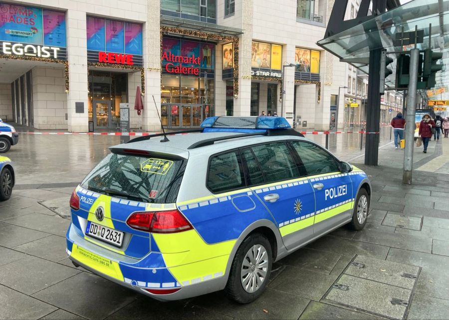 Die Polizei hat die Altmarktgalerie in Dresden nach einer Geiselnahme abgesperrt. Jörg Schurig/dpa-Zentralbild/dpa