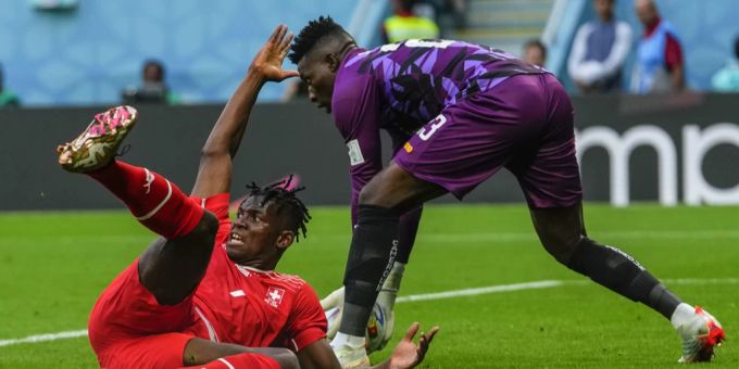 Andre Onana (rechts) im Duell mit Breel Embolo. Andre Onana