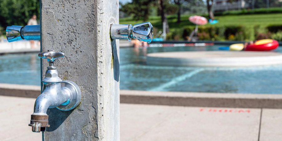 Wasserhahn in einem Aussen-Schwimmbad. (Symbolbild).
