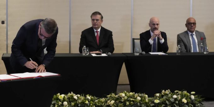 Der Oppositionsdelegierte Gerardo Blyde Perez unterschreibt das Teilabkommen. Venezuela