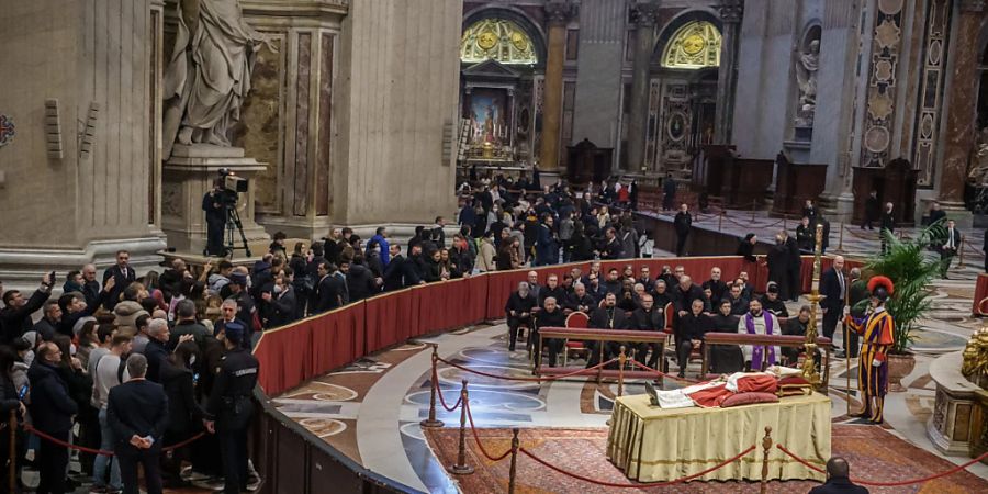 Viele Gläubige strömen in den Petersdom, um sich von dem verstorbenen Papst Benedikt XVI. zu verabschieden. Foto: Michael Kappeler/dpa