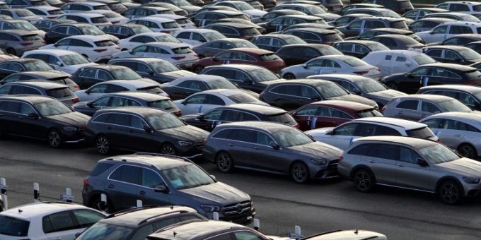 Neuwagen auf einem Parkplatz Neuwagen auf einem Parkplatz