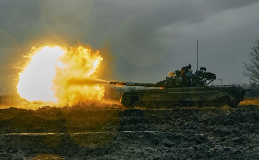 Die ukrainische Armee feuert einen erbeuteten russischen Panzer T-80 auf die russische Stellung in der Region Donezk, 22. November 2022.