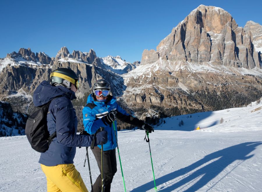 Cinque Torri Schnee Wintersportler Ski Panorama Gebirge Dolomiten