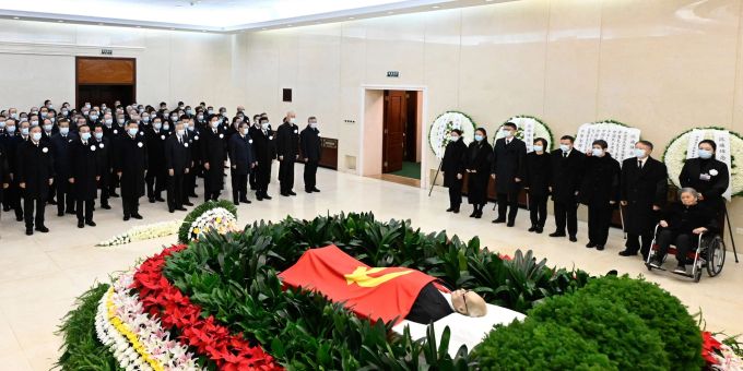 Chinas ehemaliger Präsident Jiang Zemin ist in Peking aufgebahrt. Der jetzige Amtshinhaber Xi Jinping (3.v.l) erweist ihm die letzte Ehre. Chinas ehemaliger Präsident Jiang Zemin ist in Peking aufgebahrt. Der jetzige Amtshinhaber Xi Jinping (3.v.l) erweist ihm die letzte Ehre.