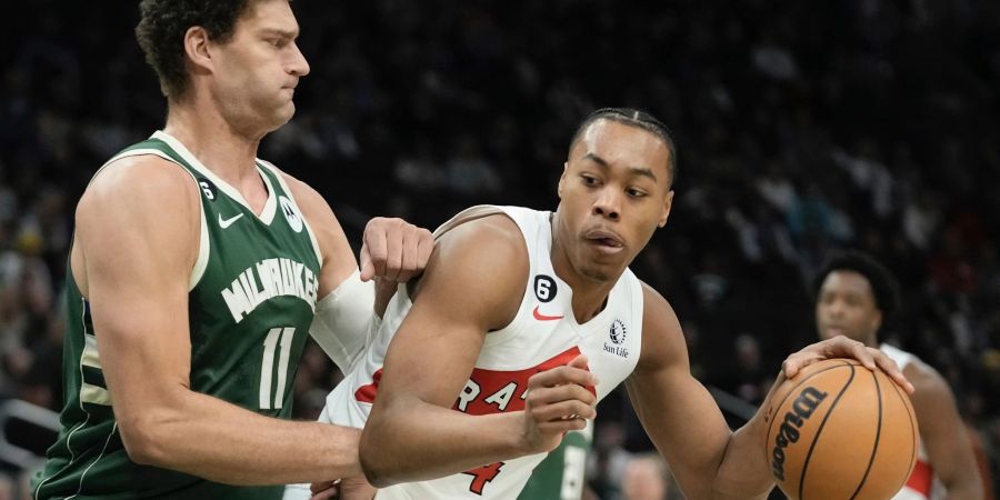 Brook Lopez (l) setzte sich mit den Milwaukee Bucks gegen Scottie Barnes und die Toronto Raptors durch.