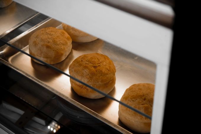 Backen spart Strom – wenn man Restwärme mit nutzt. Ofen Backen Brötchen Gebäck