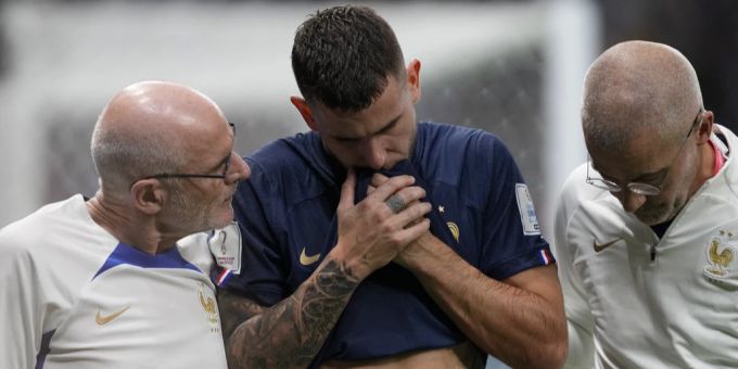 Frankreichs Lucas Hernández (m.) muss verletzt ausgewechselt werden. WM 2022