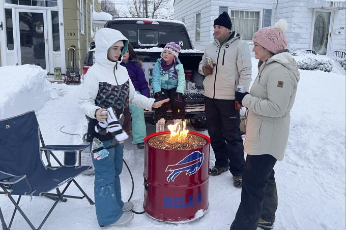 In Buffalo versammeln sich Anwohnende rund um ein Feuer. Winter Weather New York