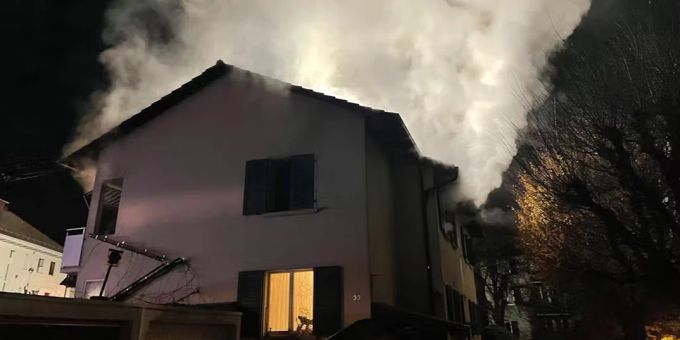Als die umgehend ausgerückten Einsatzkräfte vor Ort eintrafen, stellten sie eine starke Rauchentwicklung aus einer Wohnung an der Statthalterstrasse in Bern fest. Bern: Wohnungsbrand