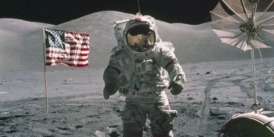 Der US-Astronaut Eugene Cernan steht auf dem Mond (1972), im Hintergrund die US-Fahne.