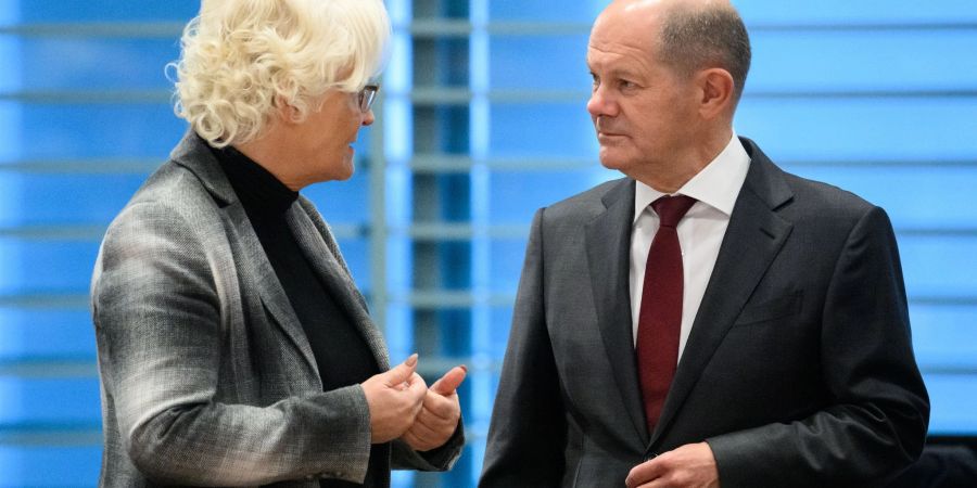 Bundeskanzler Olaf Scholz muss über die Nachfolge an der Spitze des Verteidigungsministeriums entscheiden: Christine Lambrecht gibt auf.