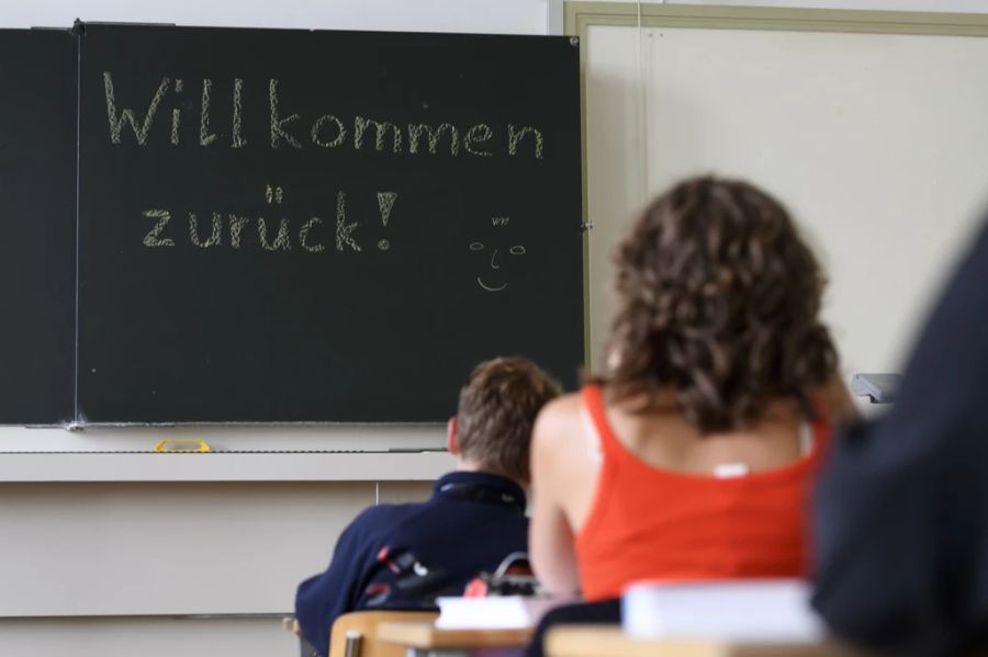 Auf einer Wandtafel steht «Willkommen zurueck!» im Gymnasium Kirchenfeld in Bern.