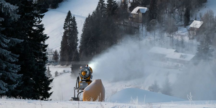 Eine Schneekanone bedeckt den Feldberg mit Schnee.