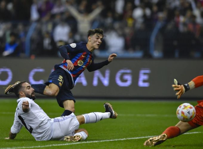 Gavi schiebt im Clasico gegen Real Madrid zum 1:0 für Barça ein. Real Madrid FC Barcelona
