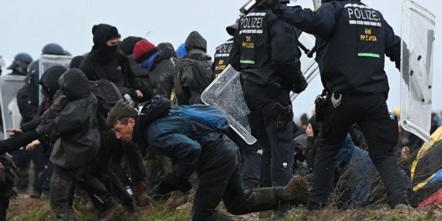 Demonstranten und Polizisten am Samstag in Lützerath.