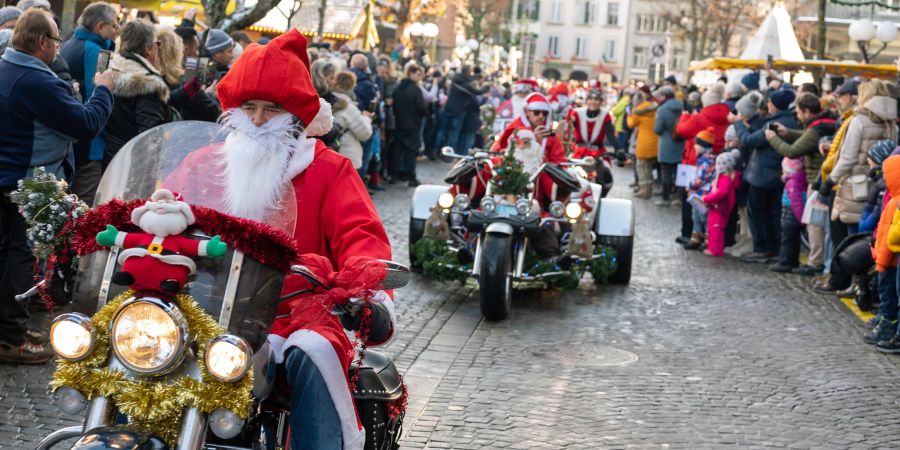 Samichlaus Ride durch den Thuner Weihnachtsmarkt. - Thun
