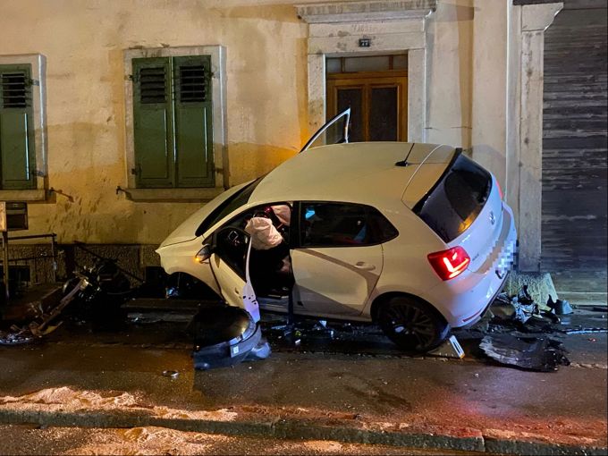 Das Fahrzeug erlitt beim Unfall einen Totalschaden. Das Fahrzeug erlitt beim Unfall einen Totalschaden.