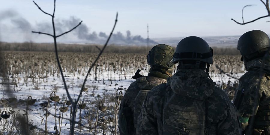 Ukrainische Soldaten an der Frontlinie. Foto: Libkos/AP/dpa