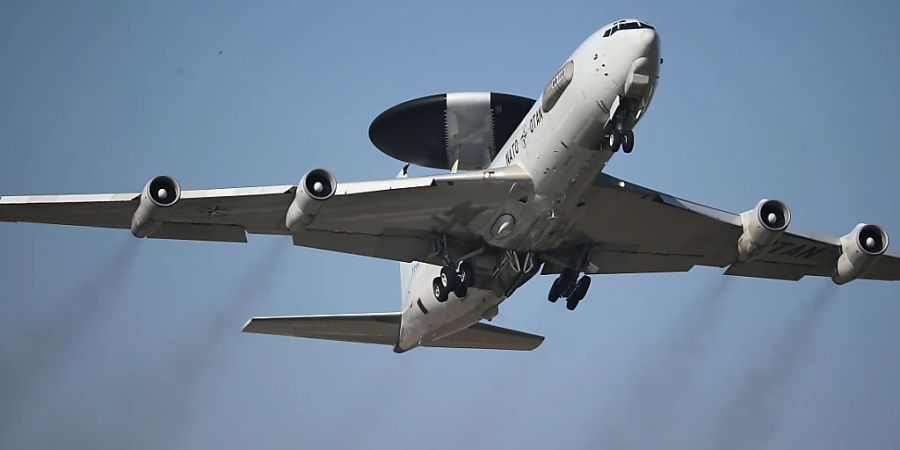 ARCHIV - Ein Aufklärungsflugzeug vom Typ Awacs startet auf dem NATO-Luftwaffenstützpunkt in Geilenkirchen (Nordrhein-Westfalen). Foto: Oliver Berg/dpa