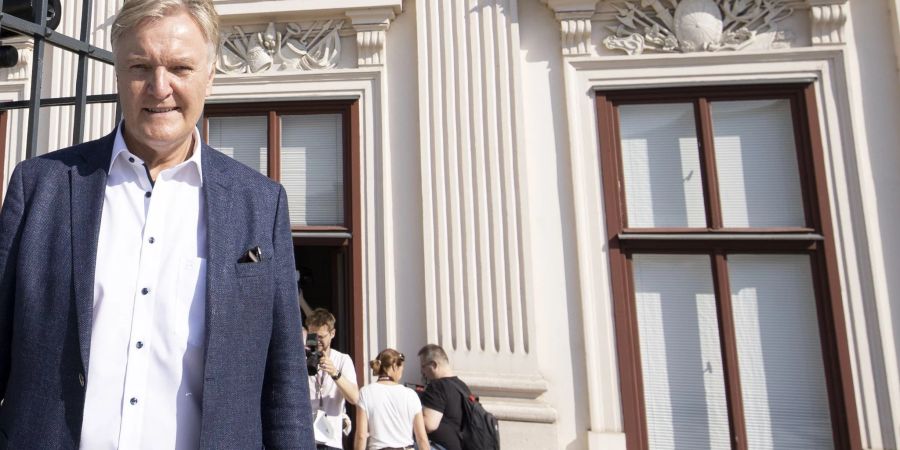 Klaus Albrecht Schröderposiert vor der Albertina in Wien.