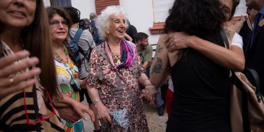 Estela de Carlotto (M), die Leiterin der Menschenrechtsorganisation Abuelas de Plaza de Mayo («Grossmütter der Plaza de Mayo»), und andere Aktivisten treffen sich in ihrem Büro im ehemaligen Folterzentrum ESMA in Buenos Aires, Argentinien.