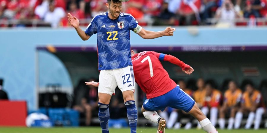 Japans Maya Yoshida (l) im Spiel gegen Costa Rica in Aktion.