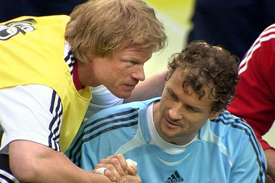 Jens Lehmann wird von Rivale Oliver Kahn vor dem Penaltyschiessen gegen Argentinien an der WM 2006 unterstützt.