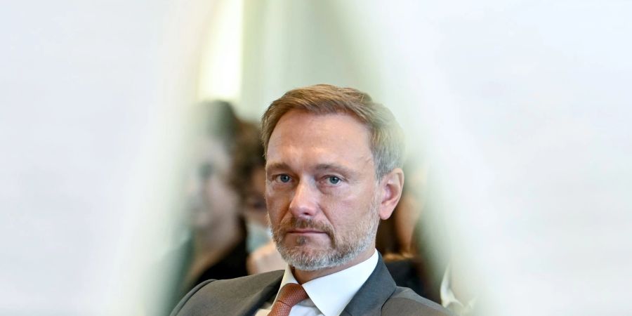Der Finanzminister will eine Erhöhung von Grundfreibetrag und Kindergeld vorschlagen.