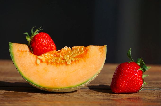 Auch Melonen und Erdbeeren eignen sich aromatisches Wasser. Melonenschnitz und Erdbeeren