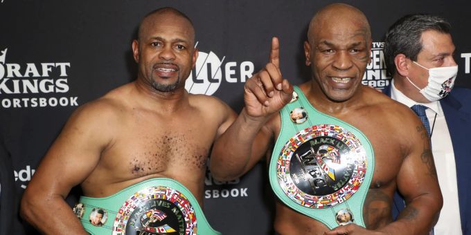Mike Tyson (re.) war bei seinem Comeback-Kampf gegen Roy Jones Jr. nicht ganz bei sich. Mike Tyson Roy Jones