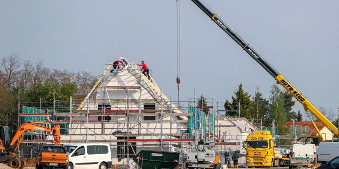 Einfamilienhäuser entstehen am Leipziger Stadtrand. Experten gehen wegen stark steigender Zinsen davon aus, dass es künftig mehr Zwangsversteigerungen geben wird. Einfamilienhäuser entstehen am Leipziger Stadtrand. Experten gehen wegen stark steigender Zinsen davon aus, dass es künftig mehr Zwangsversteigerungen geben wird.