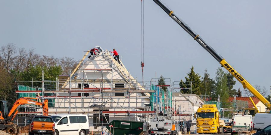 Einfamilienhäuser entstehen am Leipziger Stadtrand. Experten gehen wegen stark steigender Zinsen davon aus, dass es künftig mehr Zwangsversteigerungen geben wird.