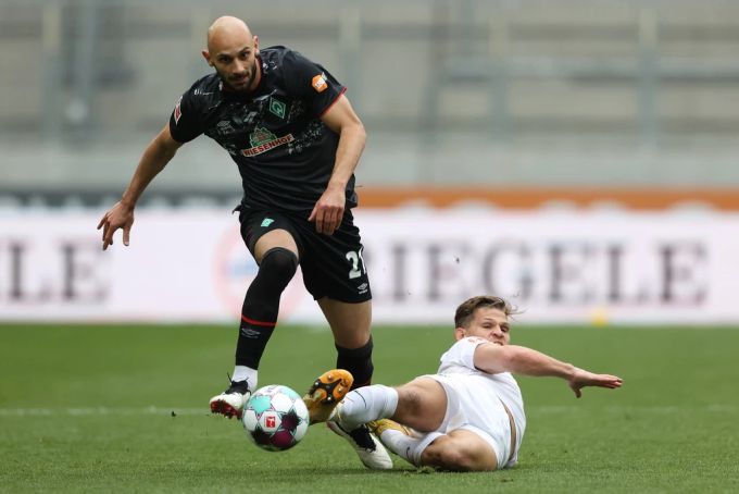 Ömer Toprak (links) wechselt in die Türkei. Werder Bremen