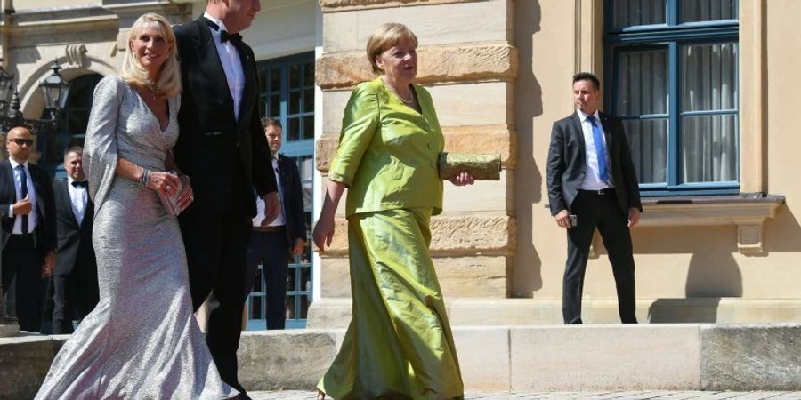 Angela Merkel und das Ehepaar Söder 2019