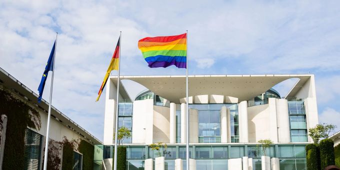 Die Regenbogenfahne weht vor dem Kanzleramt. Die Regenbogenfahne weht vor dem Kanzleramt.