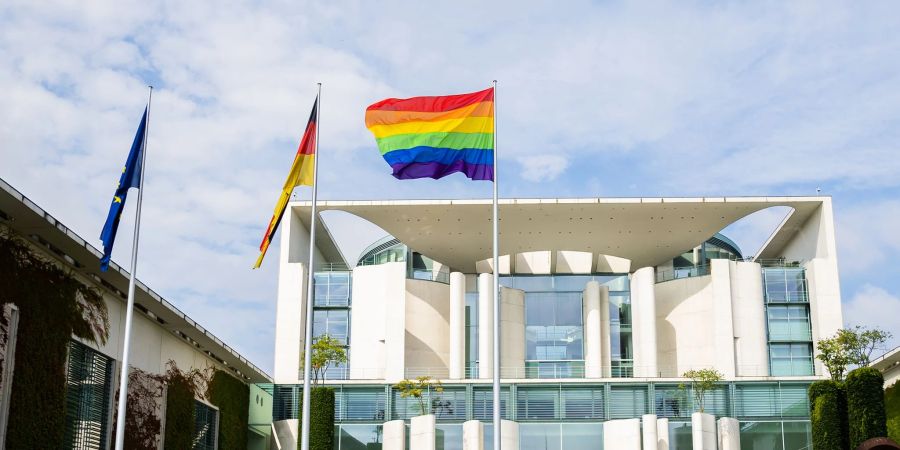 Die Regenbogenfahne weht vor dem Kanzleramt.