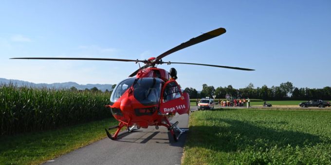 Die Rega brachte den verletzten Motorradfahrer ins Spital. sankt gallen
