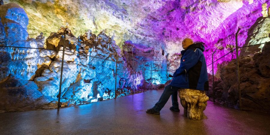 Ein Höhlenführer vor Betriebsbeginn in der Bärenhöhle auf der Schwäbischen Alb.