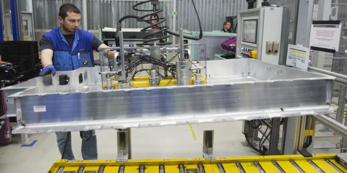 Ein Arbeiter in der BMW-Fabrik in Dingolfing (D). dingolfing