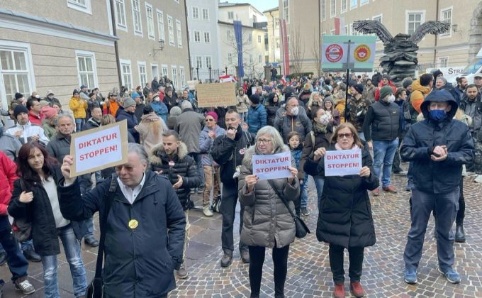 Gegner der Massnahmen gegen das Coronavirus nehmen im Dezember 2021 an einer Kundgebung im österreichischen Salzburg teil. coronavirus