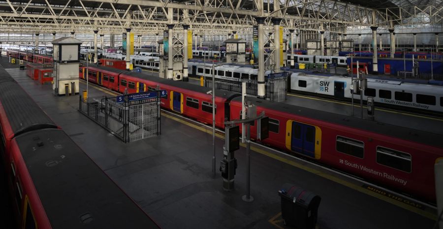 Die Bahnsteige in London sind verwaist.