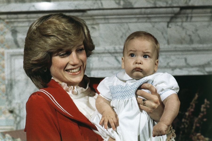 Foto vom 22. Dezember 1982. Prinzessin Diana zeigt stolz Söhnchen William, hier ein halbes Jahr alt.