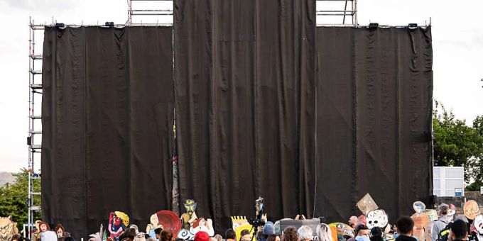 Erst schwarz verhüllt - und schliesslich abgebaut: die heftig kritisierte Installation des indonesischen Künstlerkollektivs Taring Padi. Foto: Swen Pförtner/dpa - ACHTUNG: Nur zur redaktionellen Verwendung im Zusammenhang mit einer Berichterstattung über die documenta 15 und nur mit vollständiger Nennung des vorstehenden Credits Erst schwarz verhüllt - und schliesslich abgebaut: die heftig kritisierte Installation des indonesischen Künstlerkollektivs Taring Padi. Foto: Swen Pförtner/dpa - ACHTUNG: Nur zur redaktionellen Verwendung im Zusammenhang mit einer Berichterstattung über die documenta 15 und nur mit vollständiger Nennung des vorstehenden Credits