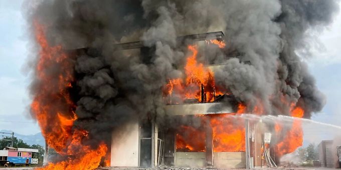 Das Feuer entwickelte sich zu einem Grossbrand. Das Feuer entwickelte sich zu einem Grossbrand.