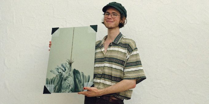 Der Künstler Dave Honegger mit einem seiner Werke aus der Austellung «Dead Paloma». Dave Honegger Kunst Dead Paloma