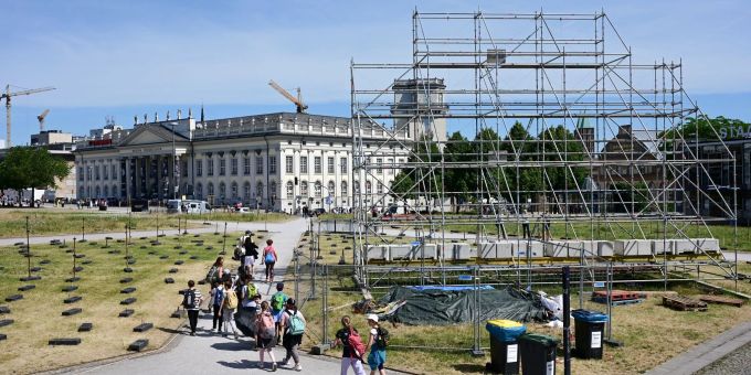 Am Tag nach dem Abhängen des umstrittenen Grossbanners steht auf dem Friedrichsplatz nur noch ein leeres Gerüst. Am Tag nach dem Abhängen des umstrittenen Grossbanners steht auf dem Friedrichsplatz nur noch ein leeres Gerüst.