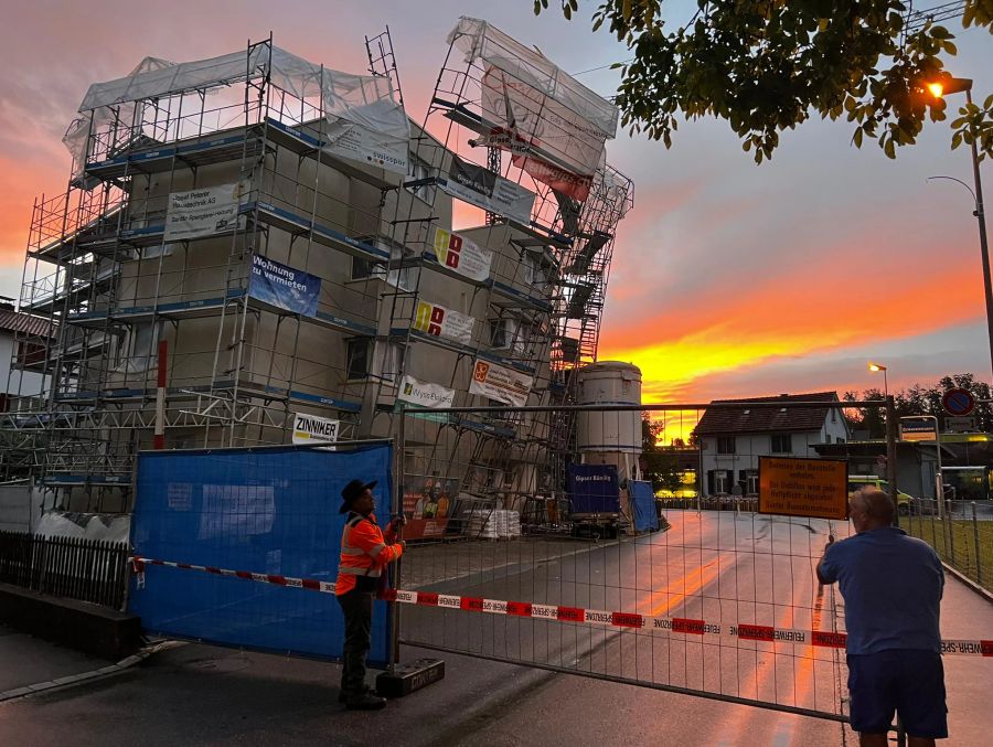 Der Strassenabschnitt wurde bis Morgen gesperrt, dann wird das Gerüst abgebaut.