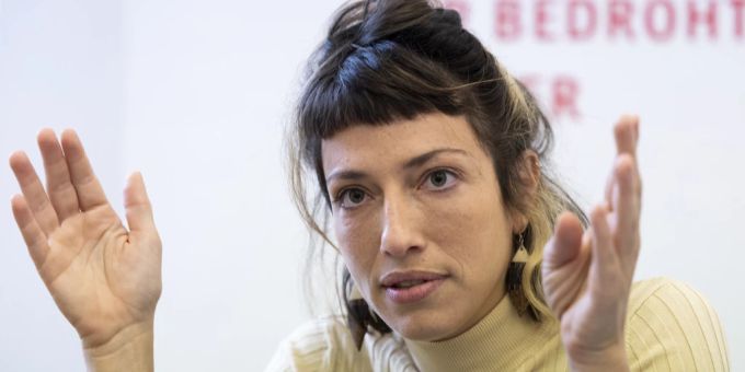 Ana Carolina Alfinito, Amazon Watch, spricht während einer Medienkonferenz der Gesellschaft für bedrohte Völker über das Gold aus Brasilien und die damit zusammenhängenden Folgen. gold
